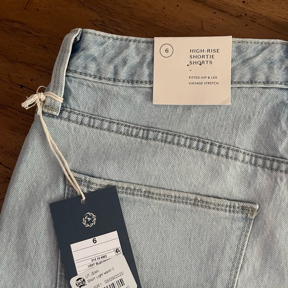 NWT size 6/28R light wash jean shorts by universal threads - Picture 3 of 3